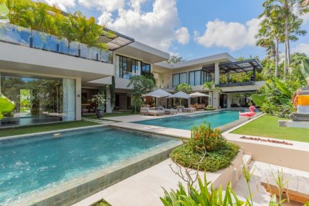 Discover the best luxury villas in Bali. Enjoy luxury, stunning views, and incomparable comfort for your ultimate lavish escape.